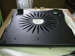 エレコム 冷え冷えクーラー裏側の全体写真です。写真向こうには2箇所、高さ調整スタンドがついています。