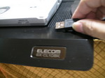 エレコム 冷え冷えクーラーに私のノートPCを乗せ、手にあるのはUSB電源ケーブルを私のノートPCに差し込む前です。