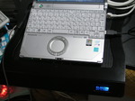 エレコム 冷え冷えクーラーに私のノートPCを乗せ、ほぼ真上から撮影した写真です。