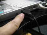 こちらが、そのパソコン側のUSB電源ケーブルが差し込まれた部分で、向こうの白いケーブルがLANケーブルですね。